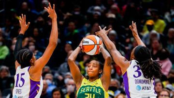 Breanna Stewart leads Storm to win over Sparks