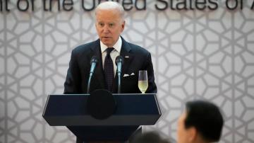 Biden tendng to business in SKorea visit with Hyundai exec