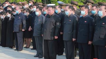 Kim, other N. Koreans attend large funeral amid COVID worry