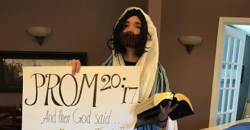 Gotta give it up for these clever “Promposals” (23 Photos)