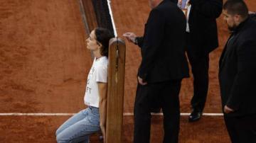French Open: Protester interrupts semi-final between Casper Ruud and Marin Cilic