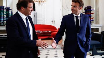 Macron holds postelection talks with French party leaders