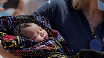 Greece: Stranded on tiny island, migrant mother gives birth