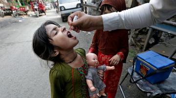 Gunmen kill 2 policemen, polio worker in northwest Pakistan
