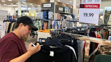 Retailers scale back hiring as worry about a slowdown grows