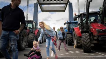 Anger simmers for Dutch farmers who oppose pollution cuts