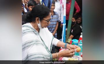 Watch: Mamata Banerjee Serves 'Pani Puri' To People In Darjeeling