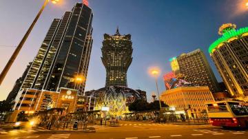 Macao extends lockdown to curb biggest COVID-19 outbreak