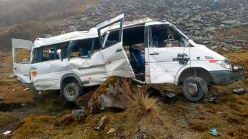 Tourist minibus plunges off cliff in Peru killing 4, injuring 16 others