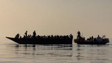 Hundreds of migrants reach Italian shores over weekend