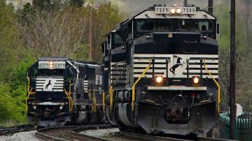 Pressure mounts on US railroads and unions to reach a deal