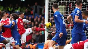 Chelsea 0-1 Arsenal: Gabriel scores as Gunners return to top of Premier League