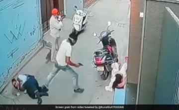 On Camera, Robbers Snatch Gold Chain From Woman At Gunpoint In Punjab