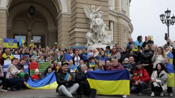 Ukrainian police, TV broadcasts return to long-occupied city