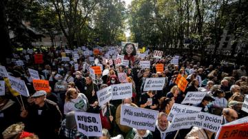 Thousands protest in support of public health care in Madrid