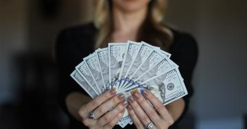Money does buy happiness, science confirms (5 GIFs)