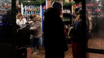 Small businesses, and shoppers, return to holiday markets
