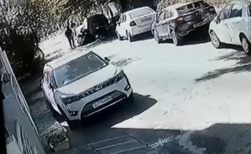 On CCTV, Man Repeatedly Stabs Woman On Busy Road In Karnataka, Runs Away