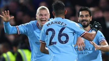 Chelsea 0-1 Manchester City: Riyad Mahrez goal moves champions within five points of Arsenal