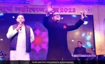 "Badi Mushkil Hai" Tejashwi Yadav Duets With Singer Abhijeet On SRK Song