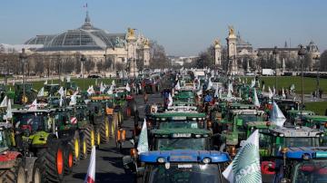 Farmers drive tractors to Paris to protest pesticide ban
