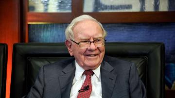 Buffett's firm buys Apple, slashes chipmaker and bank stakes