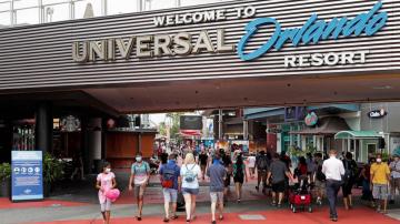 Universal raises hourly wage to $17, setting pace for parks