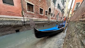Prolonged low tides see smaller canals dry up in Venice