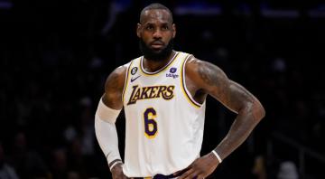 Report: Lakers fear LeBron James could miss extended period with foot injury