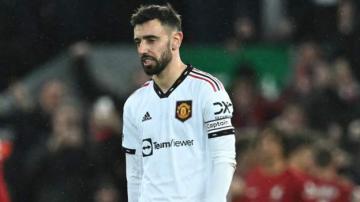 Bruno Fernandes: Man Utd captain 'did not ask to be substituted' in Liverpool defeat
