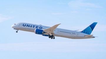 Passenger allegedly tries to stab flight attendant, open emergency door