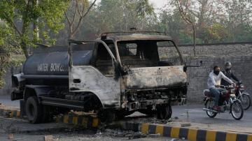 More clashes in Pakistan as police try to arrest Imran Khan