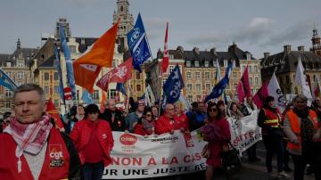 Decisive day for Macron's pension gamble in tense France