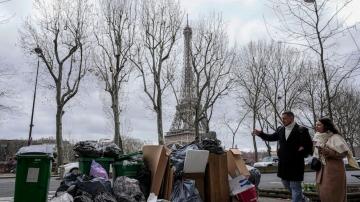 Garbage: In Paris streets, heaps of it become protest symbol