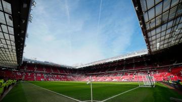Who is bidding to buy English soccer club Manchester United?