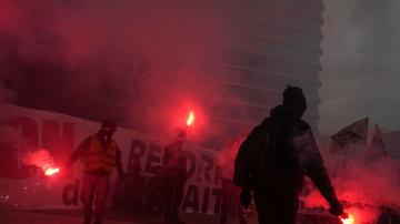 Anger at new retirement age fuels further protests in France