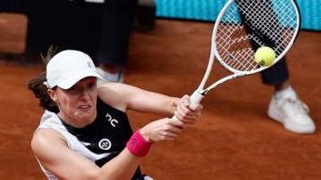 Madrid Open: Iga Swiatek beats Bernarda Pera to reach last 16