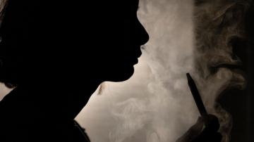 Australian government cracks down on smoking and vaping