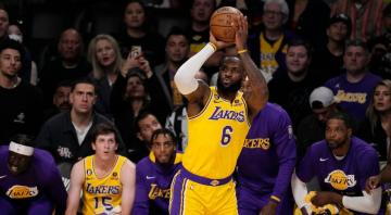Lakers’ LeBron James sets new playoff career high with 31 points in first half of Game 4
