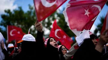 Voters in Turkey choose between Erdogan and Kilicdaroglu in presidential runoff election