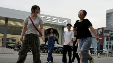 China's industry minister, Tesla's Musk meet, discuss electric cars