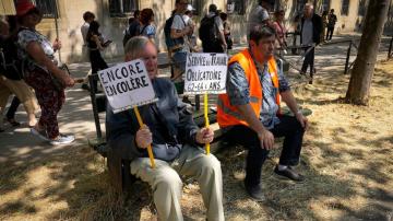 Protests in France as unions make last-ditch bid to resist higher retirement age