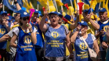 Romanian health care workers protest for higher wages, more staff, and better working conditions