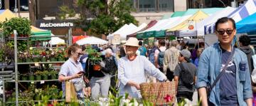 Farmers markets thrive as customers and vendors who latched on during the pandemic remain loyal