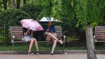 Beijing orders outdoor work to be halted as scorching summer heat soars