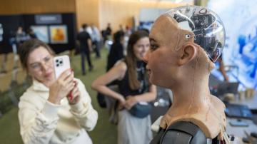 Robots take questions at Geneva press conference, say they could be better leaders than humans