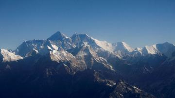 6 dead in helicopter crash near Mount Everest