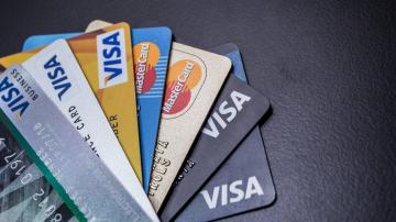 How to Juggle Multiple Credit Cards (Without Going Into Debt)