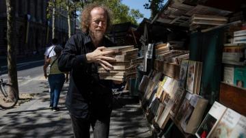 Paris booksellers won't let their street stands along the Seine be removed for the 2024 Olympics