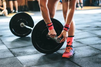 Here's How Rapidly You Start to Lose Muscle Once You Stop Lifting Weights